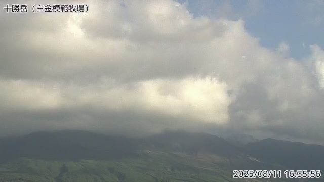十勝岳 白金模範牧場のライブカメラ
