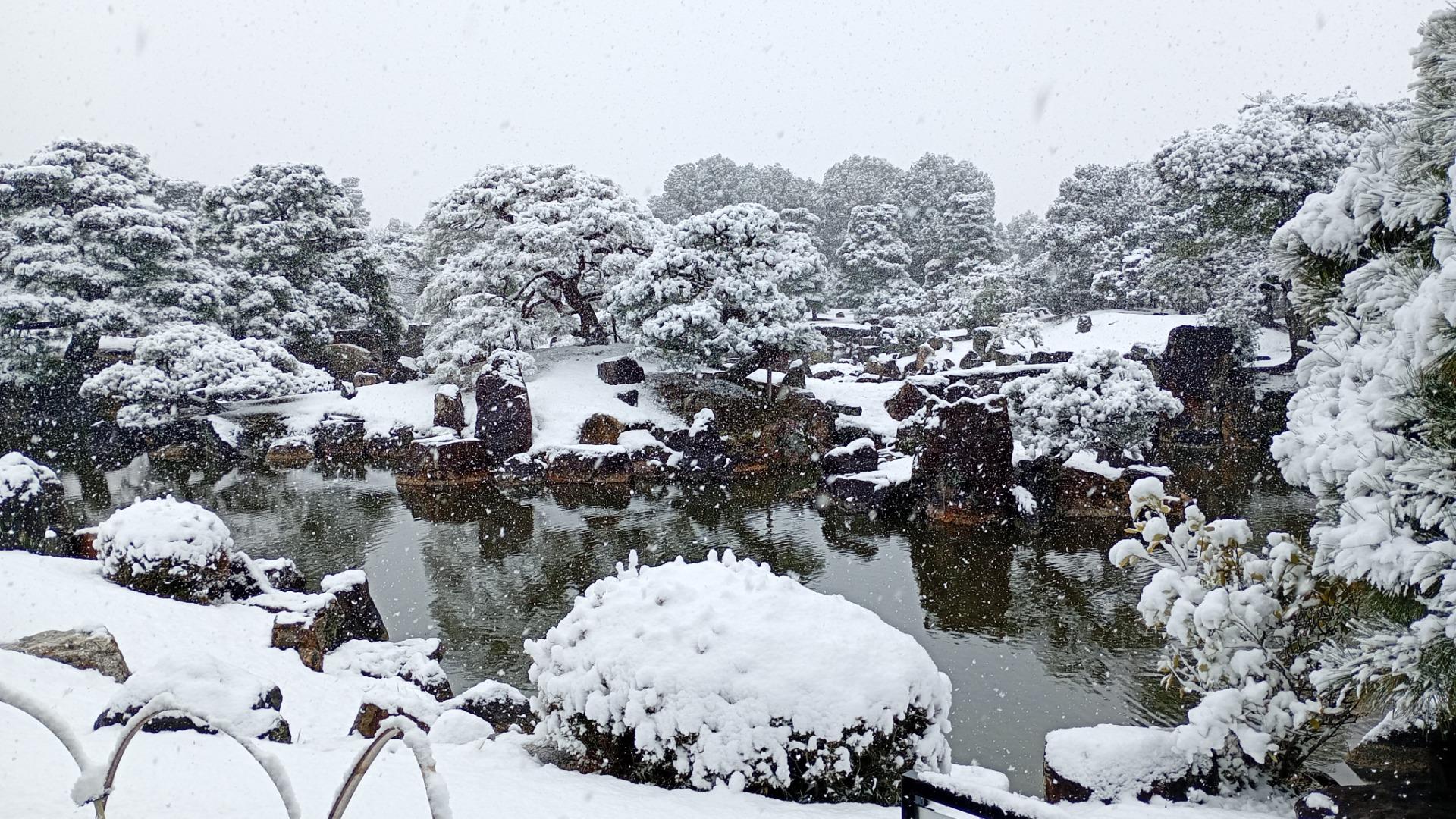 【京都市】幻想的な雪化粧が見せる古都の絶景！　徳川の城なのに離宮な城や祇園祭発祥の池庭園が銀世界に