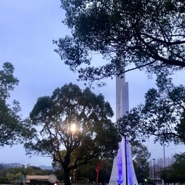 【山口市】維新百年記念公園では、期間限定で「記念塔ライトアップ」を開催中。そこには幻想的な空間が…♪
