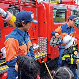 小谷消防分団 「地域のヒーロー」身近に こどもカフェで初の防災訓練 〈寒川町〉