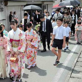華やかに「練り嫁行列」　熊本・玉名市の伊倉北八幡宮　晴れ着姿で五穀豊穣を願う
