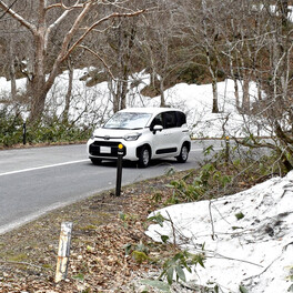 観光シーズンへ再開通　雪が残る福島・ゴールドライン、レークライン
