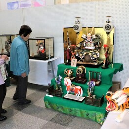 武者人形など華やかに　端午の節句にちなんだ展示　目を引く段飾りに魅了／岡山・津山市