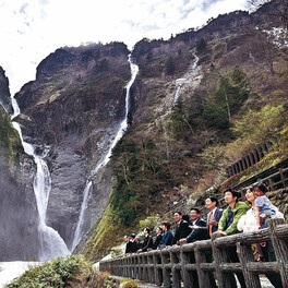 遊歩道開通、Ｖ字見入る　立山・称名滝