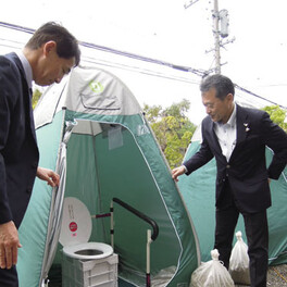 災害時用トイレ完成　三重県庁駐車場にテント張り　強風対策に土のう