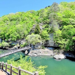絶景の断崖に新緑まばゆく　福島県下郷町「塔のへつり」　観光客でにぎわう