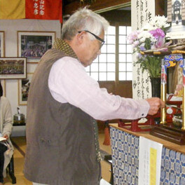 甘茶注ぎ釈迦の誕生祝う　亀山・浄専寺で「花まつり」　三重