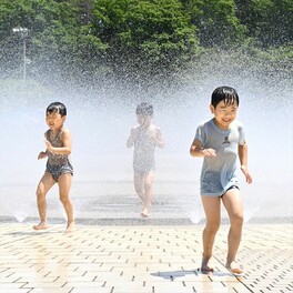 福島県内、伊達市梁川町などで真夏日　子どもたち水遊びで歓声