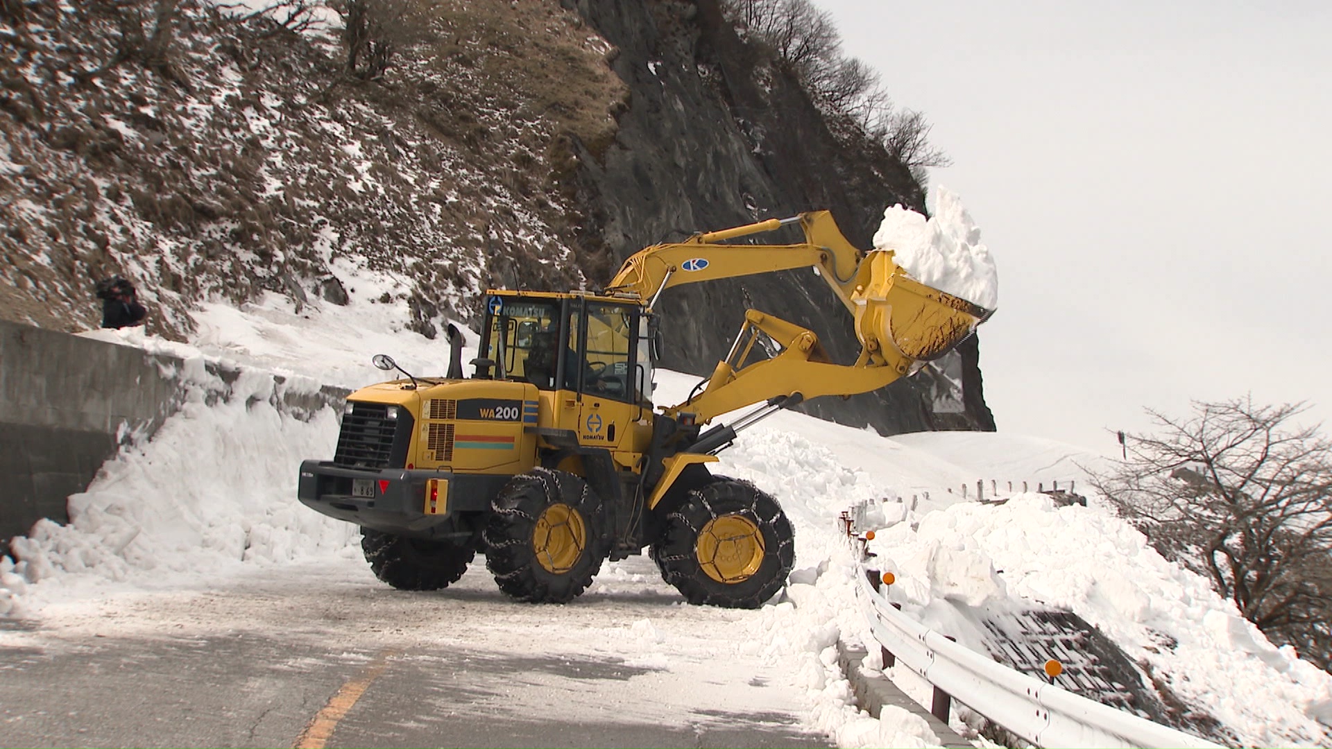 春の全線開通に向けて　伊吹山ドライブウェイの除雪作業