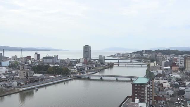 雲広がるも気温上昇…初夏の陽気に　鳥取県に乾燥注意報　火の取り扱いに注意