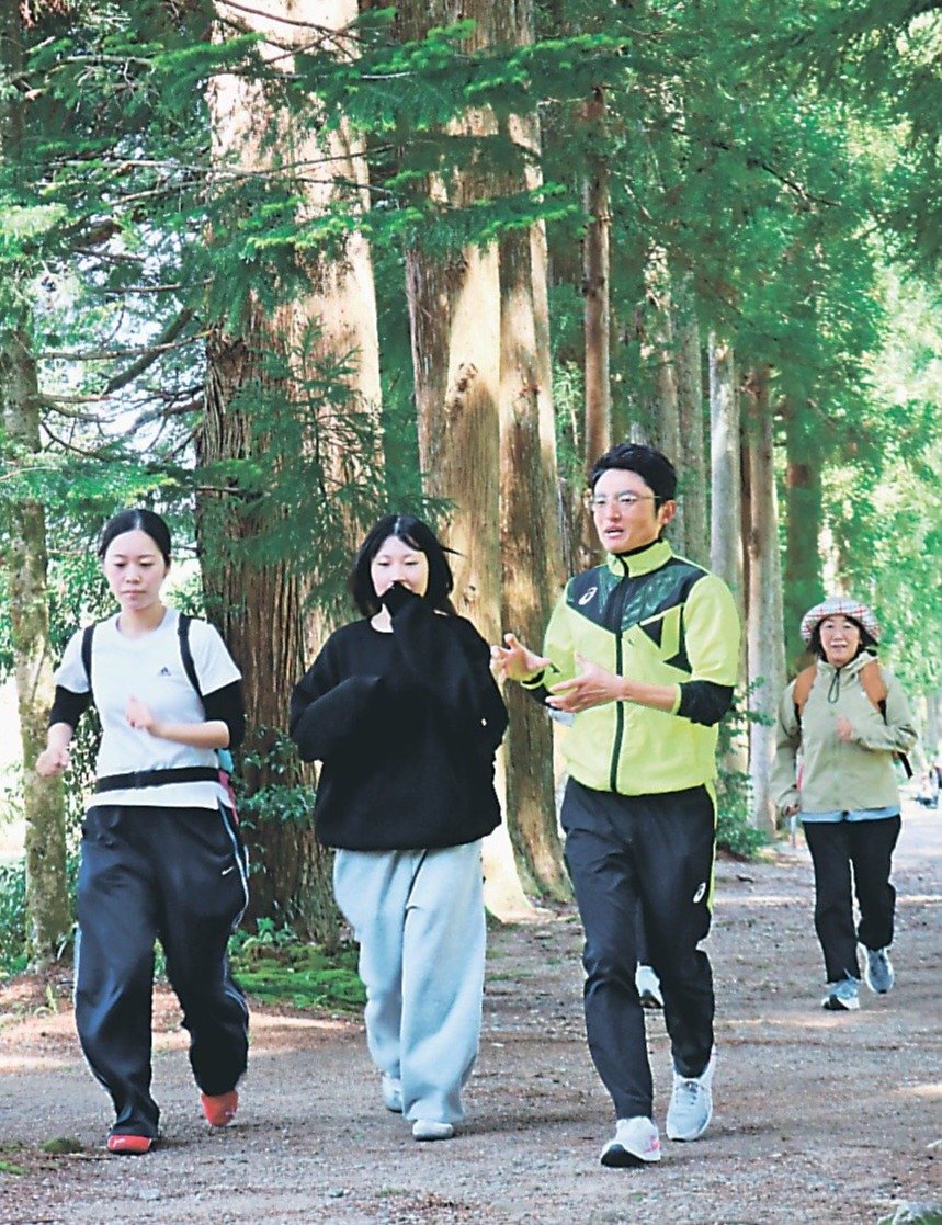 眼目山立山寺（富山県上市町）で心身リラックス　栂並木走り座禅も体験