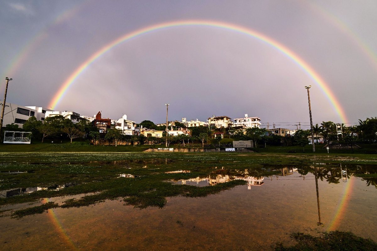 ミラクル！丸い虹が出現　水たまりに反射し光の輪　梅雨の合間、連休最終日　沖縄・宜野湾