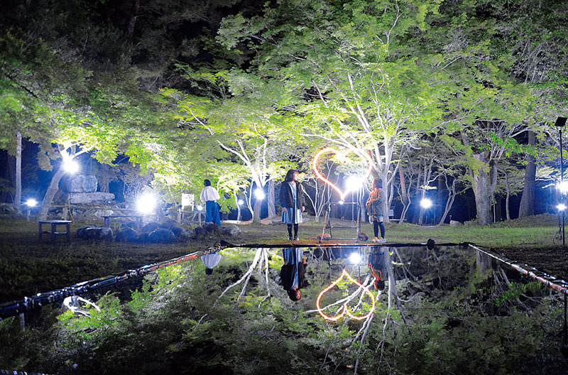 注目集める埼玉の絶景…青もみじライトアップ　長瀞・月の石もみじ公園に新たなフォトスポット…景色を映し出す「水盤鏡」、手作りで整備　水面に映り込むモミジ、幻想風景を演出　6月7日まで