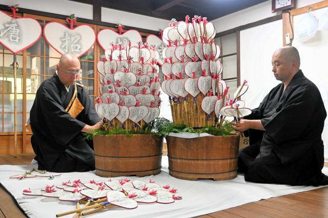 奈良・唐招提寺で5月19日にうちわまき　準備の様子を報道陣に公開