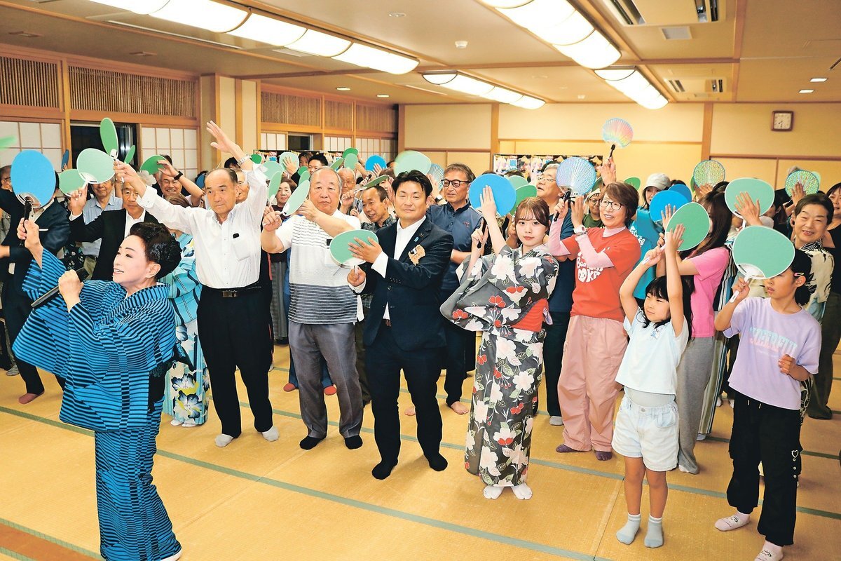 みなと音頭に男性初参加　７月２５日の岩瀬みなと祭（富山）に向け住民ら練習