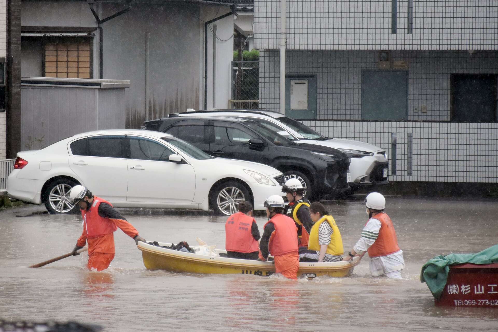 薩摩地方に線状降水帯――住宅地で浸水被害相次ぐ　ボートで27人救助、子どもが足をけが　25日「厳重警戒を」