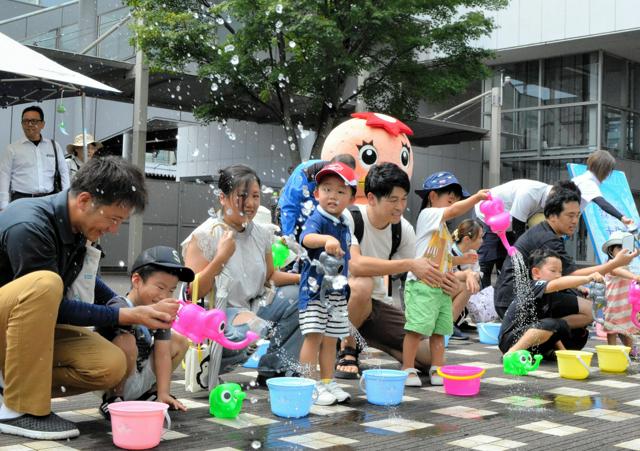 連日猛暑の多治見で「打ち水大作戦」　涼しくなった気がする？　岐阜