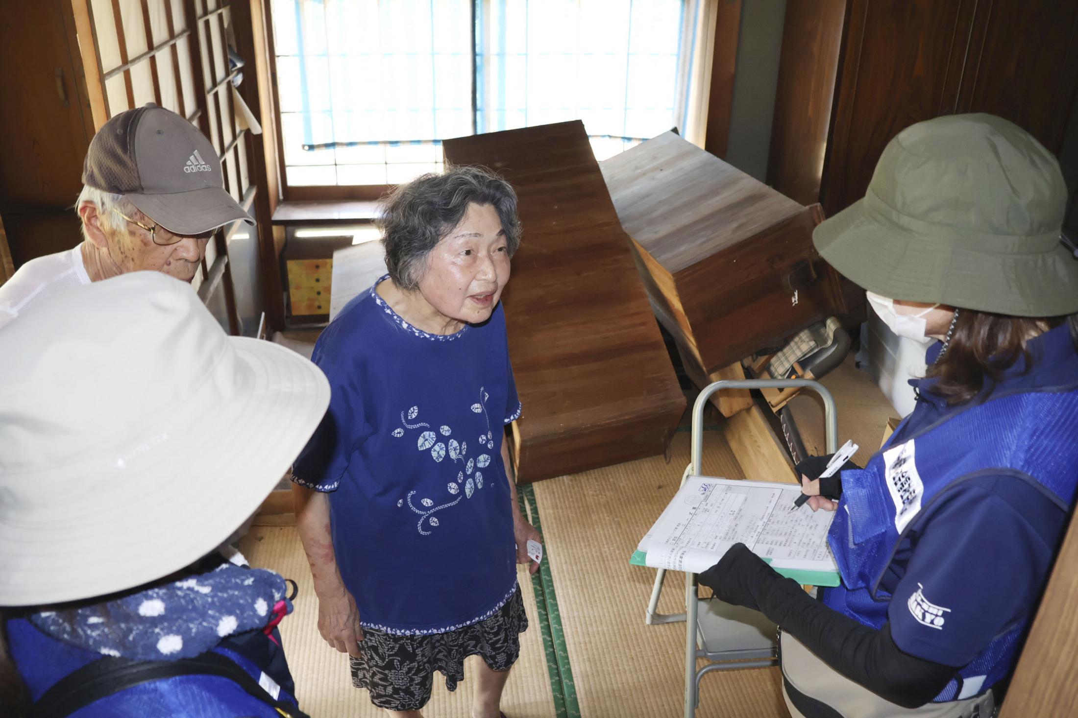 保健師らが在宅避難者巡回、熊本　健康状態や支援ニーズを聞き取り