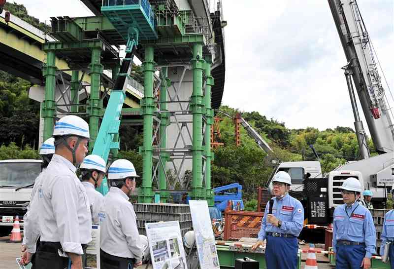 ＜2026年熊本地震＞金子国交相「横江大橋は8月中旬に仮復旧」　高速道や八代港など被災現場視察
