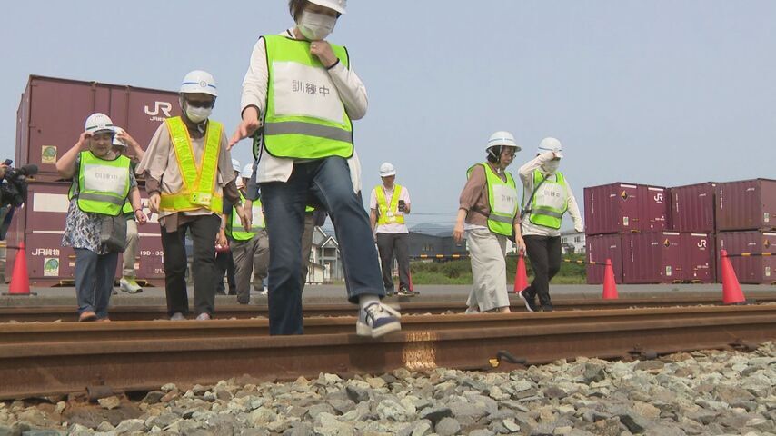 「普段は渡ることがない線路を横断」　室蘭　津波の発生を想定して線路横断の避難訓練を実施
