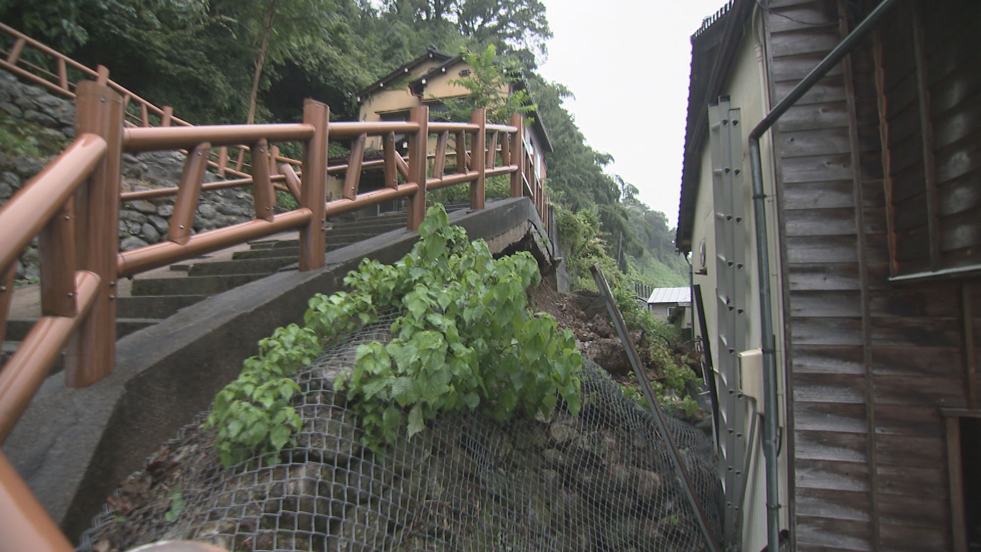 前線停滞で大雨 金沢市では未明のがけ崩れで住宅に被害 1世帯3人が避難