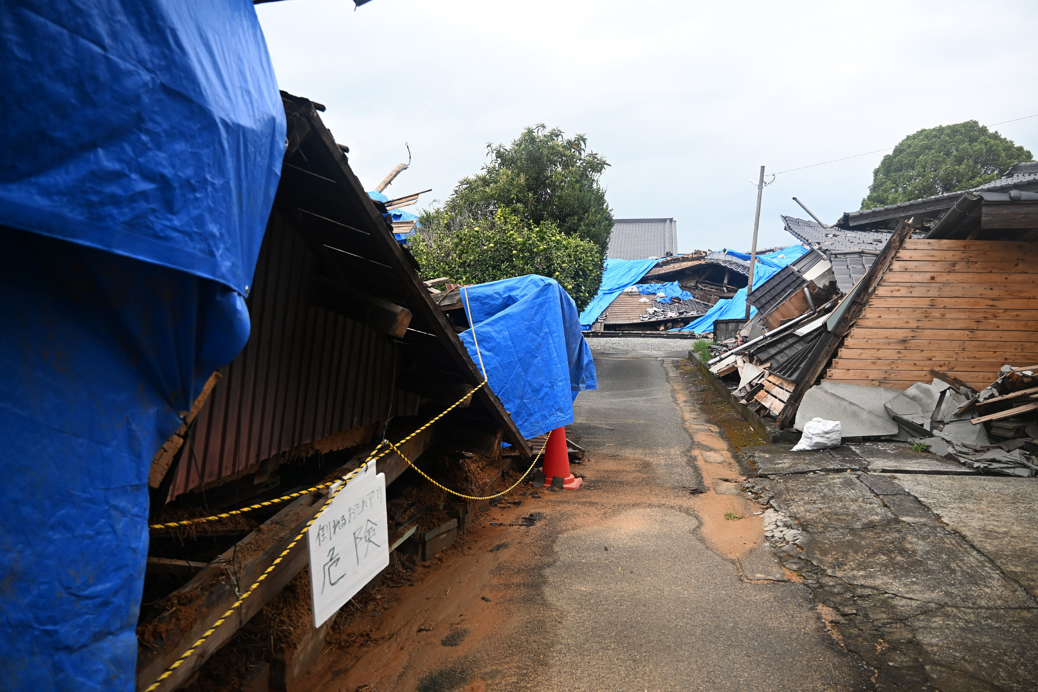 シートが掛けられた建物　熊本地震