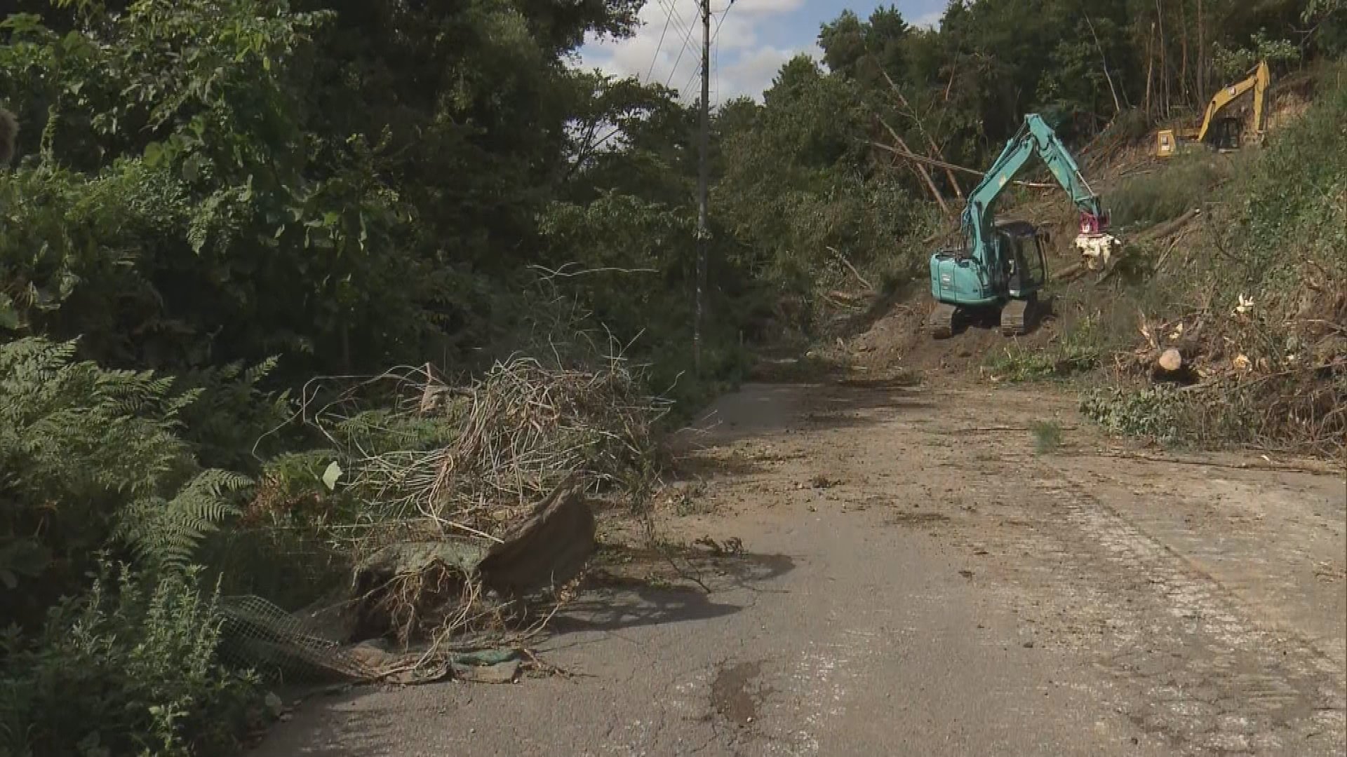 年内の片側交互通行を目指して　青森県の代行工事始まる　大雨で土砂崩れなどが発生して通行止め続く鰺ヶ沢町　近くの住民「片側通行でも通れると助かる」