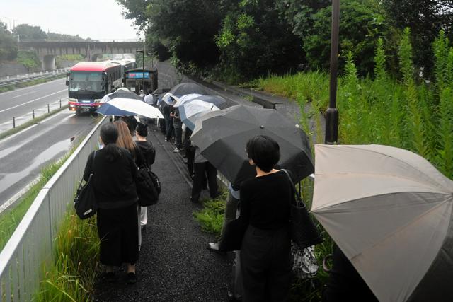 高速バス停、早朝の大行列　台風で運休のJR内房線に代行バスなく