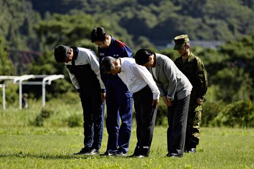天皇、皇后両陛下が自衛隊ヘリで熊本地震被災地へ…「くまモン」バッジ付け被災者に寄り添う