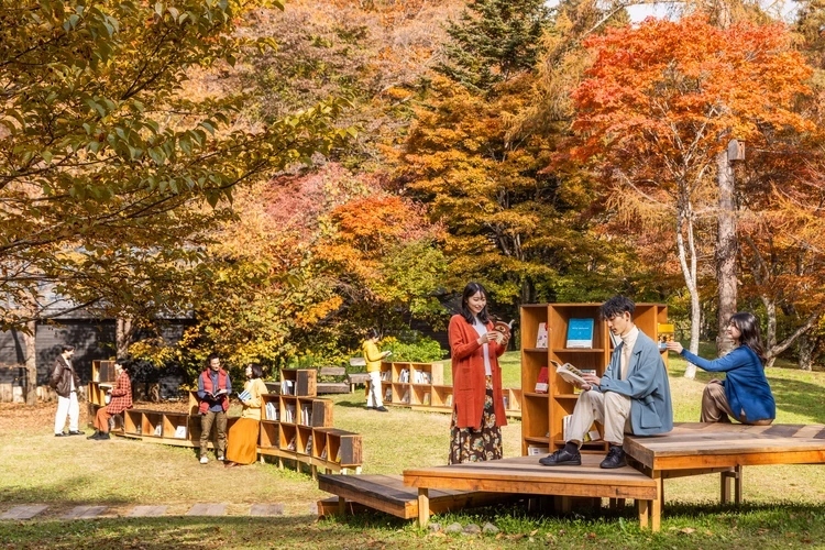 【星野リゾート】紅葉と川のせせらぎに包まれる「軽井沢紅葉図書館」がエリアを拡大して今秋も開催！