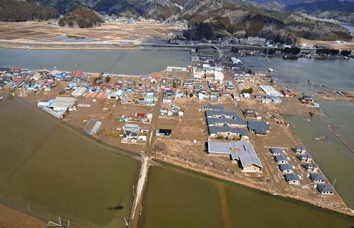 目をつむっても脳裏には震災当日のことばかり…浮かぶのは津波の情景や同僚の顔、眠れず月眺める