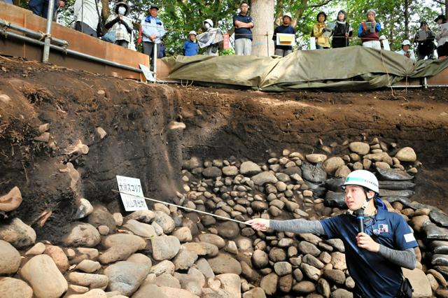 1700年前の葺石、富士山噴火で当時のまま　浅間古墳で現地説明会