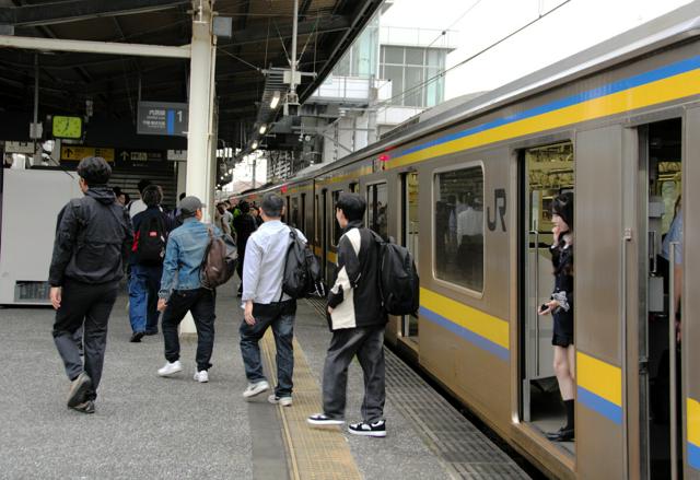 JR内房線の不通区間で代行輸送スタート　バスと電車乗り継ぎ