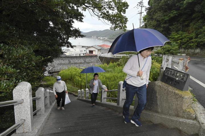 愛南・久良で津波避難訓練　住民100人、高台の学校へ　トイレの使い方も確認（愛媛）