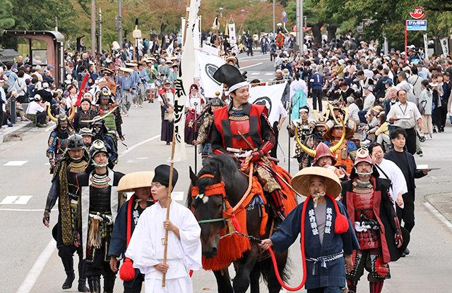 列成し歩む、鶴岡の歴史　荘内大祭