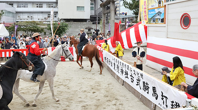 馬上からお見事！　山形・豊烈神社で「古式打毬」奉納