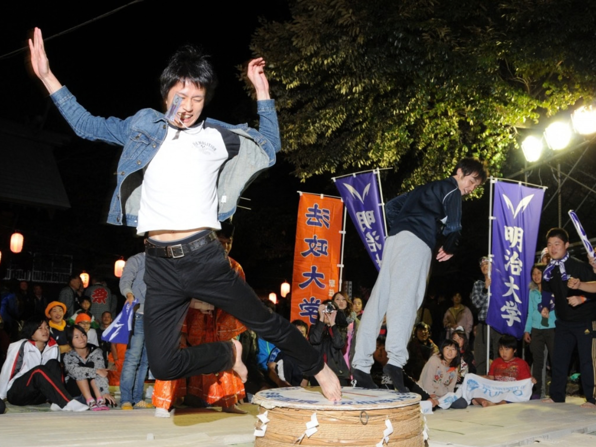 伊東・音無神社で「尻つみ祭り」　52回目の尻相撲大会