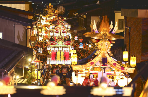 日没後の「宵祭」、ちょうちんの明かりが古い町並み照らす…「秋の高山祭」開幕