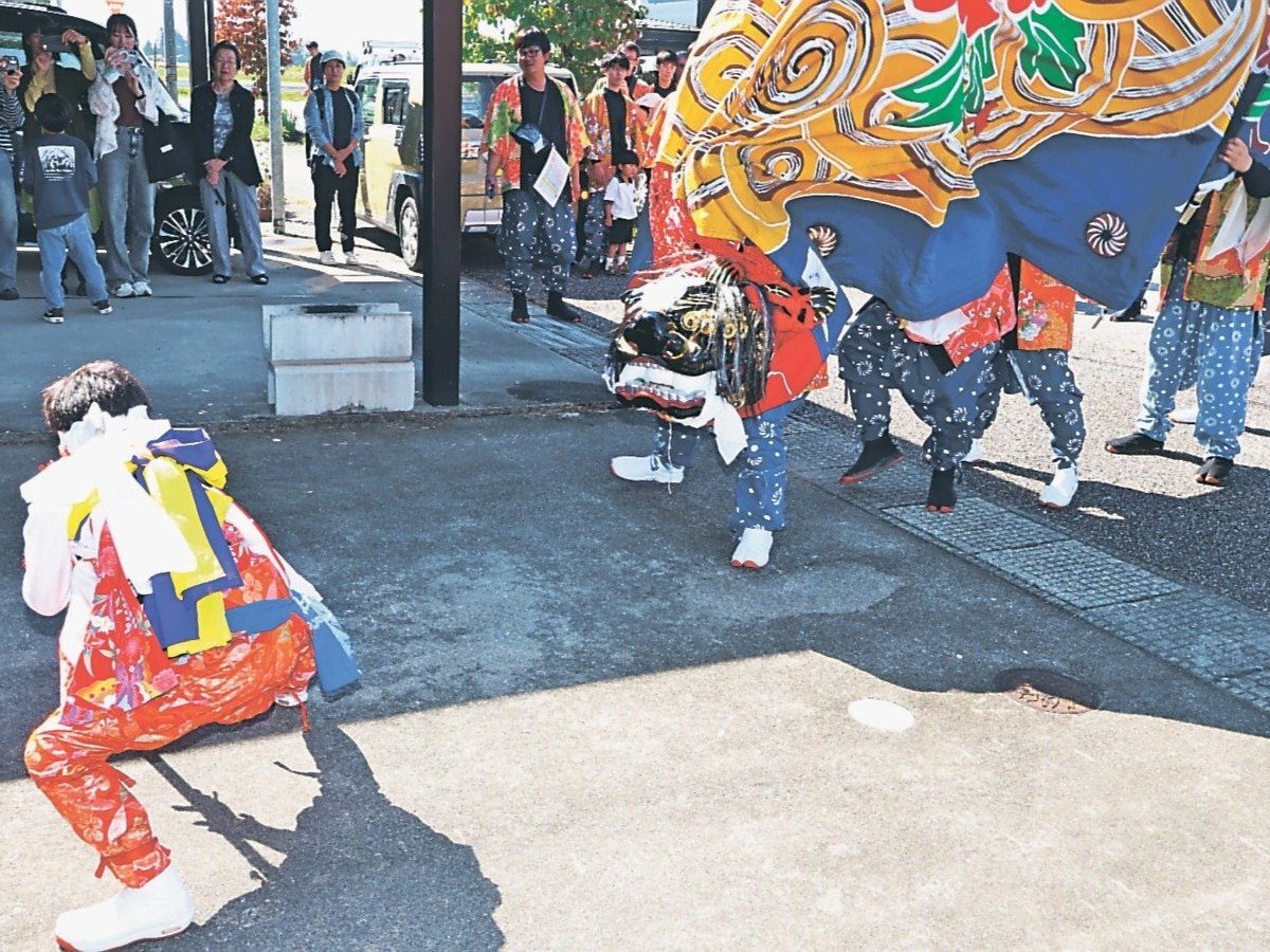 獅子頭新調、迫力の演舞　富山県高岡市戸出の古中西町、伝統行事を次世代へ