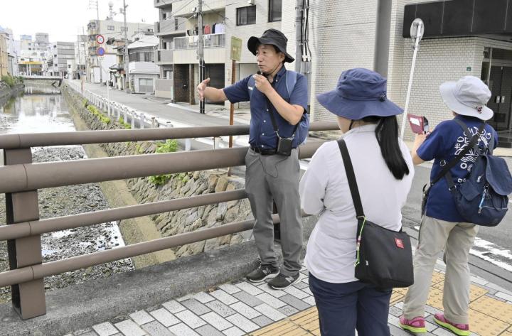 ヘルメットは？  誘導表示は？　宇和島で大地震想定し「まち歩き」（愛媛）