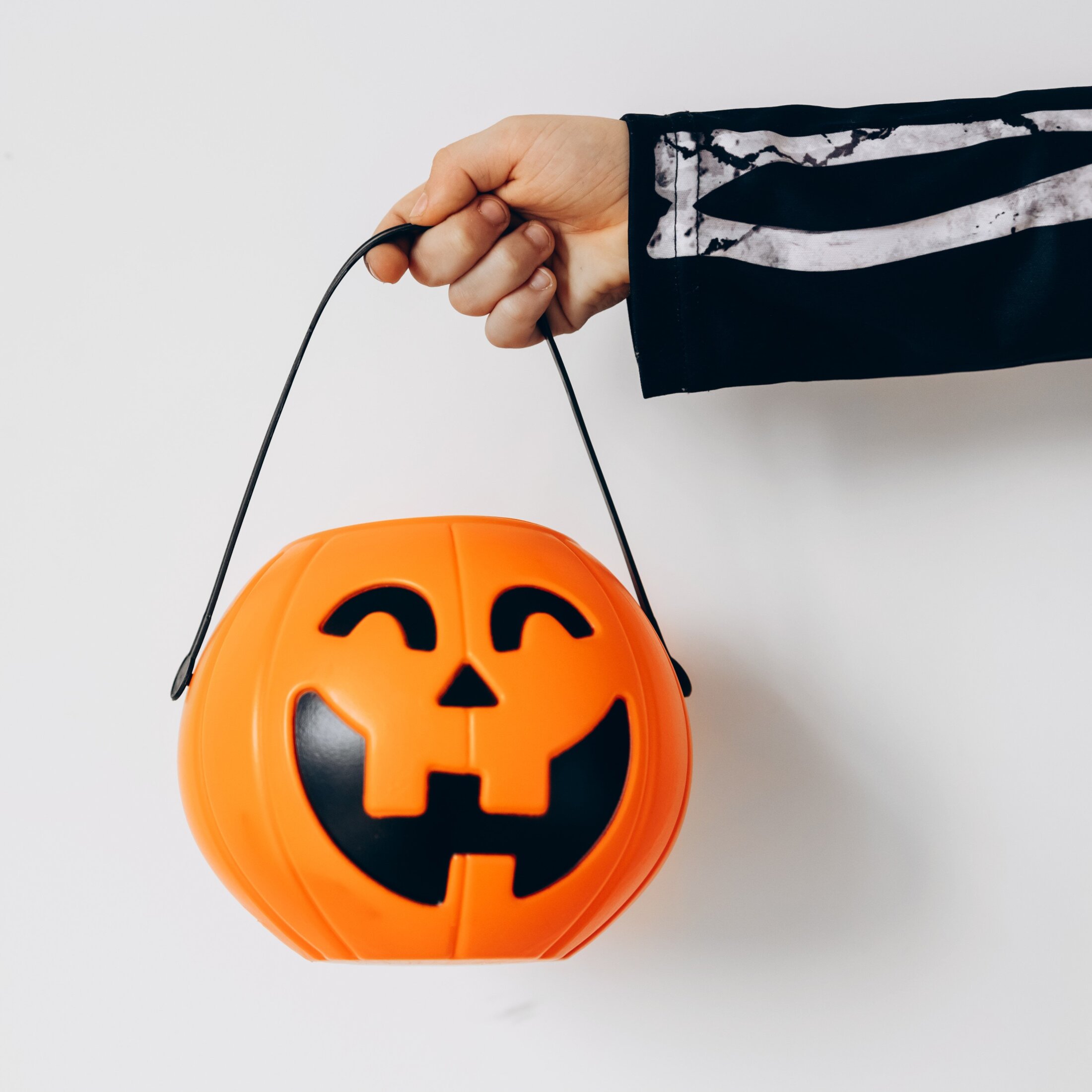 「僕だってお菓子ほしいよ」子ども会ハロウィンイベントに仮装姿で来た「会費未納」の子。断ったときに親が放ったまさかの言葉とは