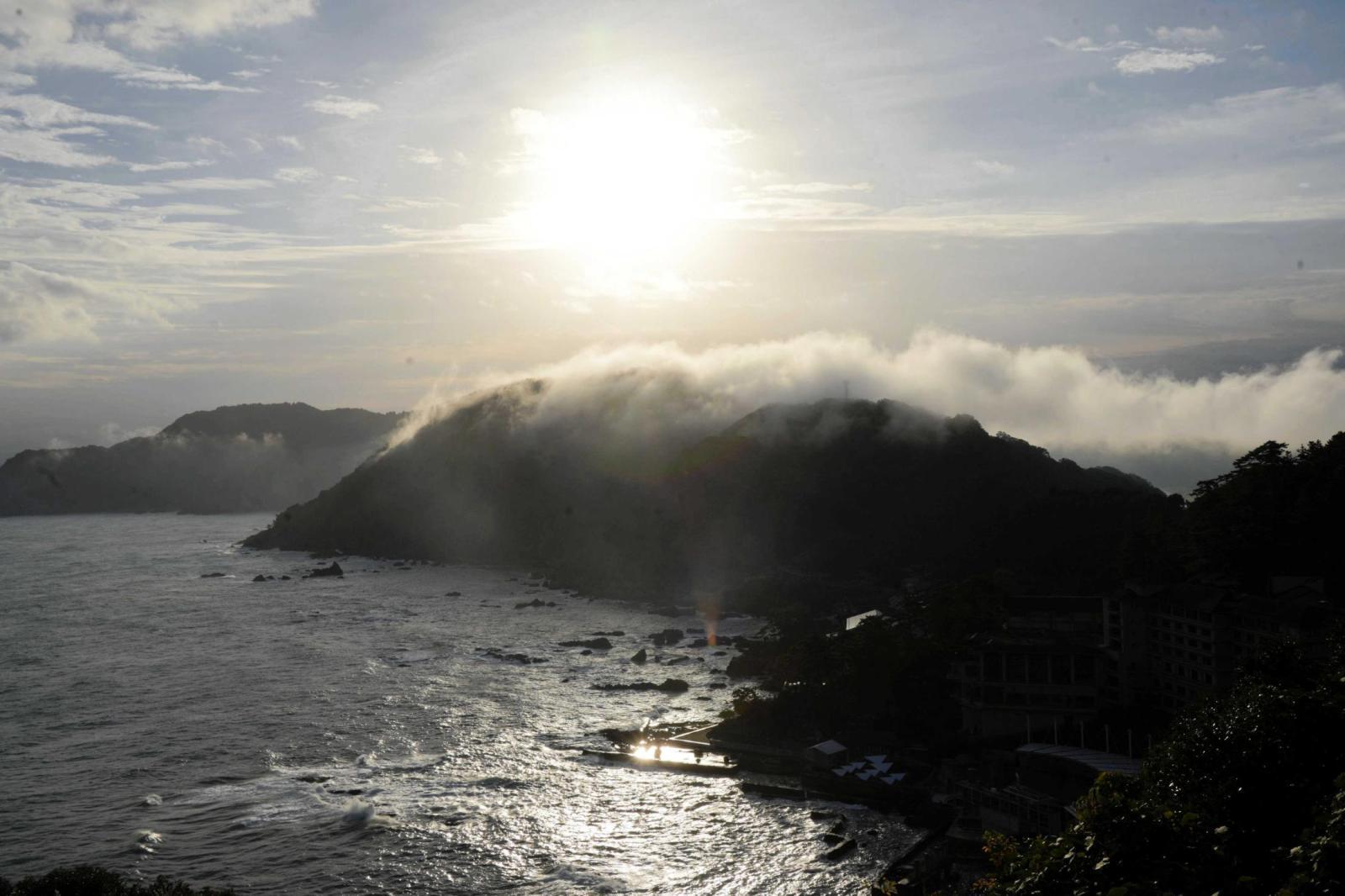川を伝い、海にあふれ出す濃霧　円山川河口で「川あらし」　兵庫・豊岡