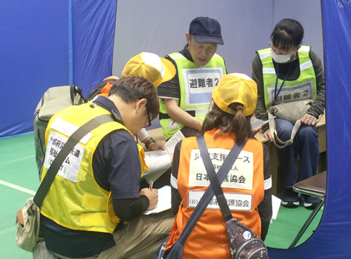 避難所での災害関連死を防げ　地震と台風の複合災害想定し、30団体250人が訓練／京都府福知山市