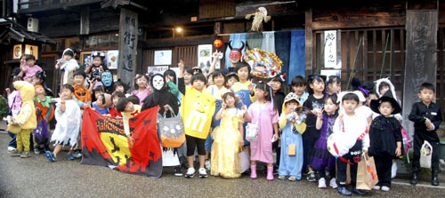仮装の子どもら、菓子に笑顔　亀山・関宿でハロウィーン初開催　三重
