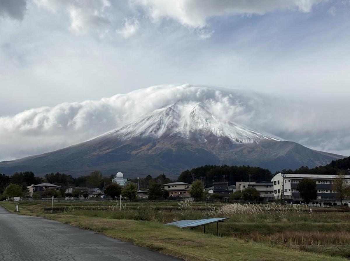 富士山が「初冠雪」「初雪化粧」　甲府地方気象台と富士吉田市が発表