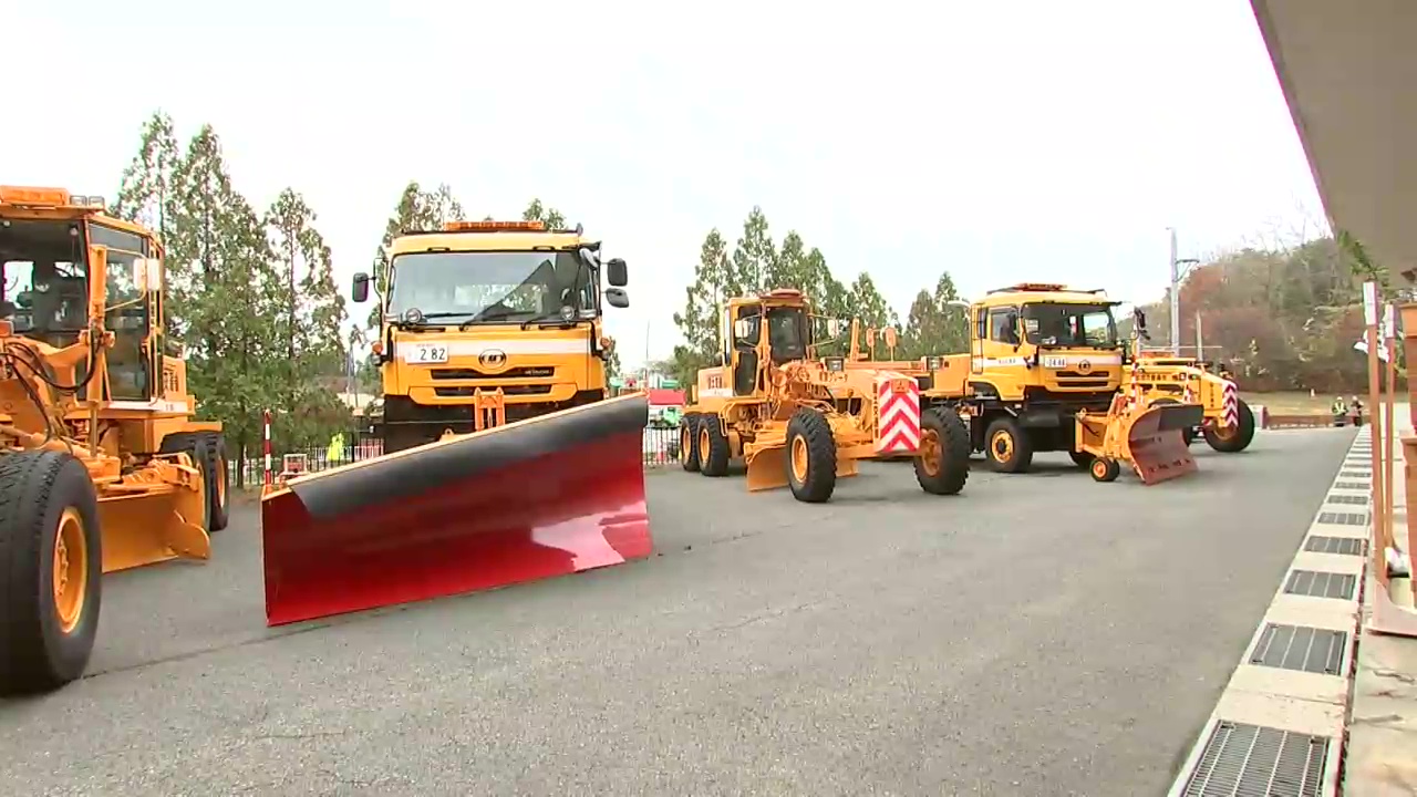 本格的な冬に備え除雪車の出動式　国道での除雪作業担う　岩手県