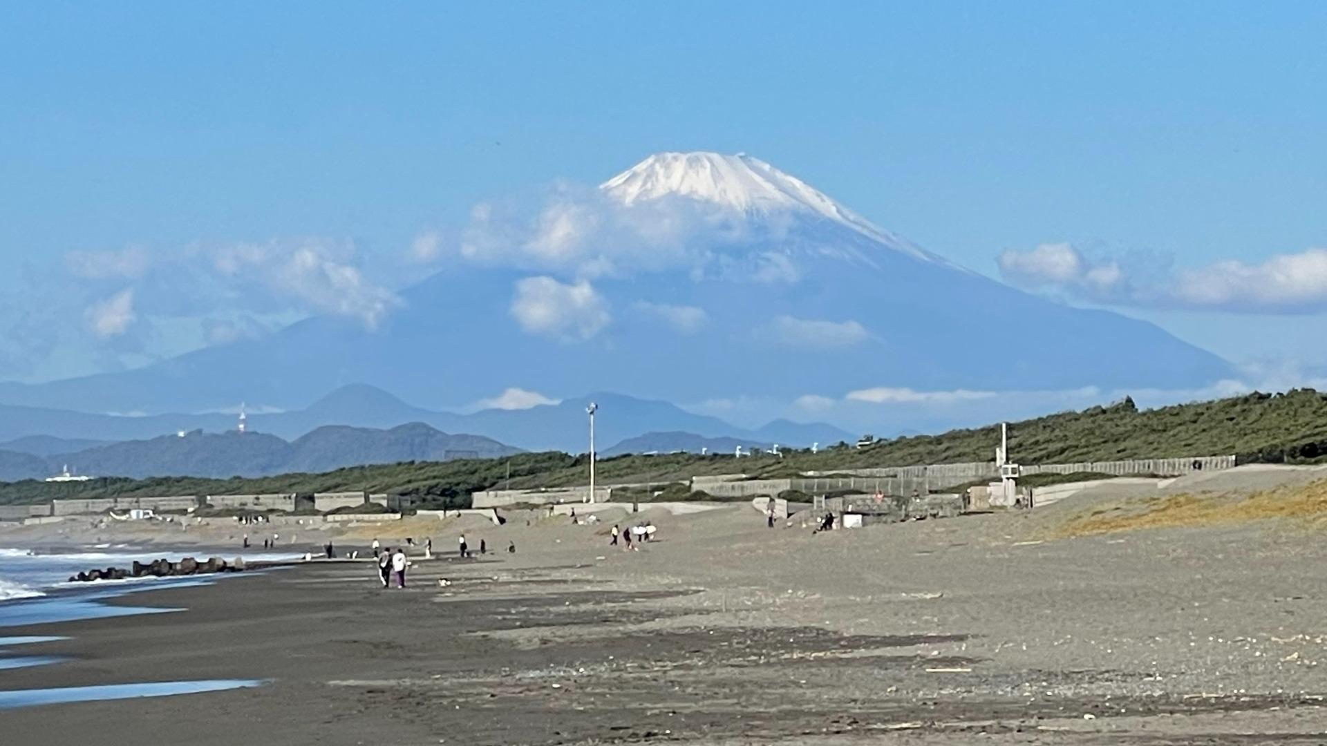 富士山に初冠雪！　白く輝く山頂が告げる秋の深まりと冬の足音