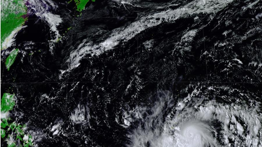 台風30号が非常に強い勢力で沖縄の南海上へ　台風一番発達するのは10月・870hPaの記録もある