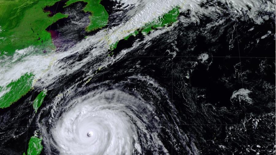 日本付近の秋雨前線に向かって台風周辺の暖気北上・猛烈な勢力に発達した台風30号が週明けの沖縄へ